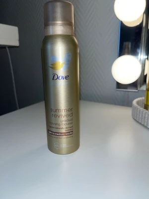 Dove Summer Revived brun utan sol mousse - Dove Summer Revived gradual tanning mousse i en guldig flaska. Ger en naturlig solkysst look med gradvis färg, anpassad för ljus till medium hudton. Enkel att applicera och återfuktar huden samtidigt.💕💕 blir inte fläckig. Använd 1-2 gånger