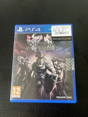 Dissidia Final Fantasy NT till PS4 - Säljer spelet Dissidia Final Fantasy NT till PlayStation 4. Spelet kommer i ett blått plastfodral med omslagsbild på flera karaktärer i fantasy-stil. Manual och skiva ingår. Perfekt för dig som gillar actionfyllda fightingspel och Final Fantasy-universumet.