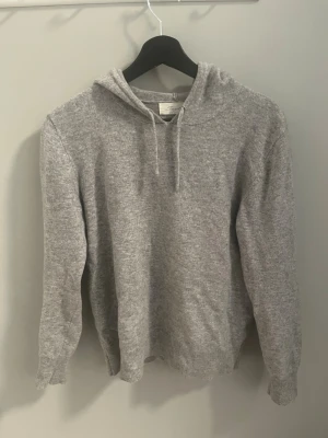 Cashmere hoodie - En snygg grå cashmere hoodie från sayless i storlek xs, inga fläckar eller hål, pris är diskuterbart!