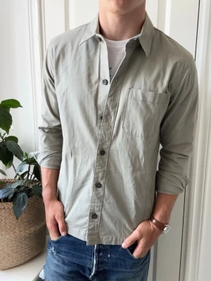 Hollister overshirt  - Hollister overshirt, Inga defekter! Modellen i bilderna är 180 cm 75 kg och bär Storlek S , Kom med frågor! 🌟 (Kan gå ned i pris vid köp av paket 😉) 
