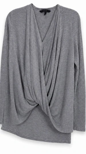 Grå långärmad omlott-topp | Storlek XS (oversized) - 💕30% bundlerabatt vid köp av minst två artiklar. 🌸 Grå omlott-topp                                      ✔️Märke: Vero Moda                                               📏Storlek XS (oversized)                                       ⭐️ Fint använt skick. Hel och ren utan fläckar, hål eller andra synliga brister.