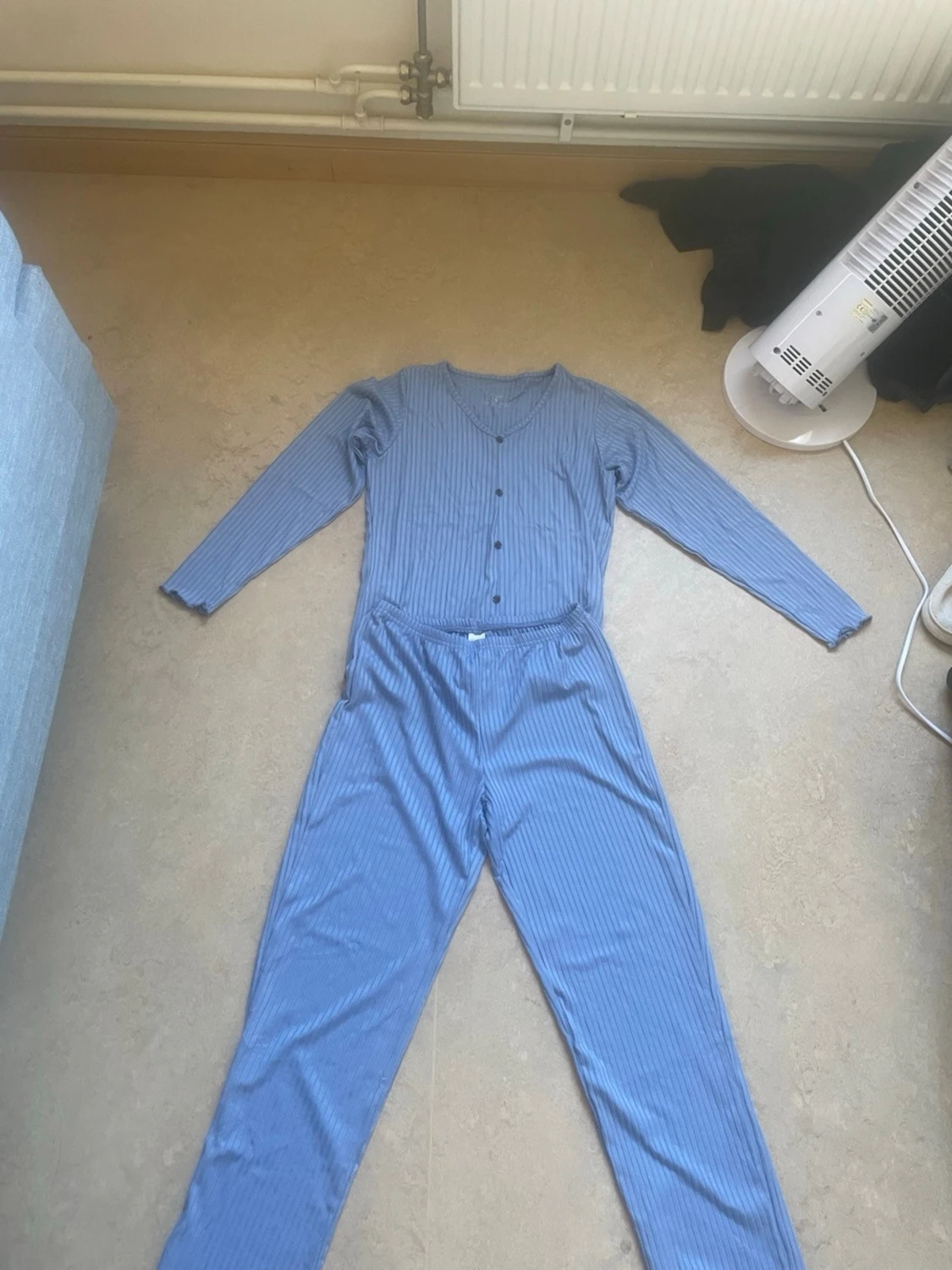 Blå ribbad pyjamas med knappar - 1