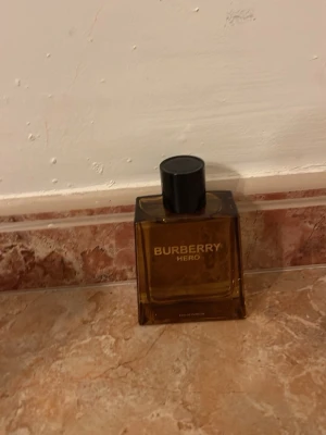 Burberry Hero Eau de Parfum  - Burberry Hero Eau de Parfum, Den är aldrig använd och perfekt för dig som letar efter en sommar parfym eller om du bara gillar eleganta parfymer.