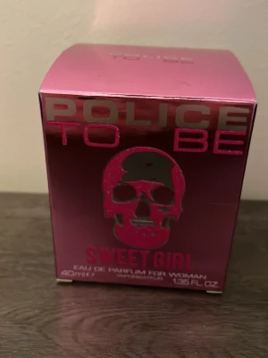 Police To Be Sweet Girl parfym 40ml - Police To Be Sweet Girl är en Eau de Parfum för kvinnor i en snygg rosa förpackning med metallicfinish och en ikonisk döskalle på framsidan. Flaskan rymmer 40 ml och designen är modern och ungdomlig, perfekt för dig som gillar trendiga dofter.