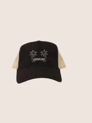  Beige keps från HATSFLOW  - Snygg truckerkeps från HATSFLOW i brun med vitt på  sidorna och bak. Framtill finns ett broderat motiv med två palmer och loggan. Böjd skärm och justerbar snapback. Perfekt för en chill och avslappnad stil. Vi är ett UF företag som säljer kepsar.