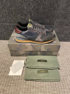 Valentino rockrunners  - Hej, säljer nu dessa svin snygga valentino skor. Skorna är i grymt skick! Begränsat antal boxar och dustbag. Hör av dig vid frågor. 