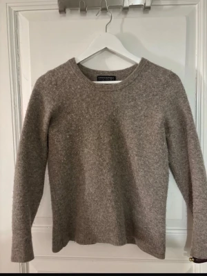 Beige stickad tröja Banana Republic - Mysig beige stickad tröja från Banana Republic. Storlek L men väldigt liten i storleken så passar Xs/S💞. Lite nopprig men annars i fint skick! 