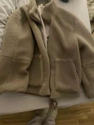 Beige teddyjacka med stora fickor - En fin teddy jacka, storlek s. Vet ej vart den kommer ifrån men köpte den för 399