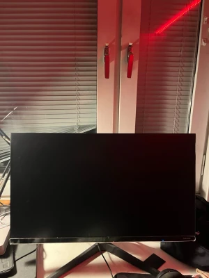 Samsung bredbildsmonitor svart - Säljer en svart bredbildsmonitor från Samsung med stilren design och smala kanter. Skärmen har en stabil fot i metall och passar perfekt för gaming eller arbete. Elegant och modern look som smälter in på skrivbordet. Den kommer ej till användning så jag vill sälja den. Plasten nere vid skärmen sitter fortfarande kvar sedan köp. Pris kan diskuteras vid snabb affär.