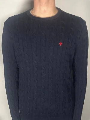 Kabelstickad Morris tröja - Säljer en riktigt snygg och trendig Kabelstickad Morris tröja i fint skick, storlek L men sitter som M, vid frågor är det bara att skriva //Gramenti