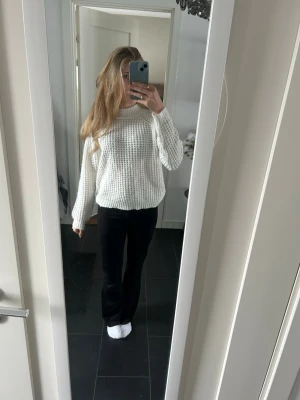 Vit stickad tröja - Säljer en vit chunky stickad tröja med grov struktur och rund hals. Tröjan har långa ärmar och en avslappnad passform. 