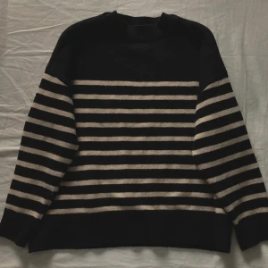 Zara stickad tröja - En jättefin randig stickad tröja, perfekt för våren eller sena sommarkvällar, från Zara. 