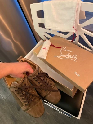 Christian Louboutin - Snygga bruna sneakers från Christian Louboutin i mocka med klassiska röda sulor. Skicka 7/10, allt og medföljer (allt på bilden), 🔥Bara höra av sig i dm vid frågor och funderingar!🔥