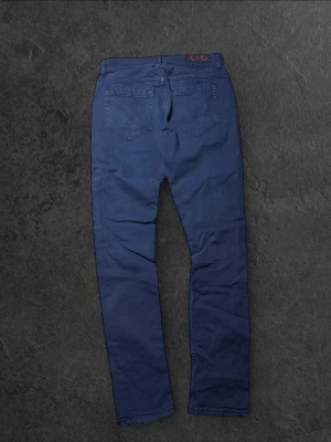 Dondup George jeans - W30 L32 - Säljer ett par Dondup George jeans i marinblå färg i storlek 30 / 32 med wash garment dry  👕 Märke: Dondup 📏 Storlek: 30 / 32 🎨 Färg: Marinblå 📍 Skick: Mycket bra skick (se bilder) 📐 Mått: Längd 102 cm, midja 38 cm (liggandes mått)  💬 Har du några frågor är det bara att höra av dig! 💰 Vid snabb affär kan priset diskuteras. 📦 Skickar alltid inom 24 timmar!
