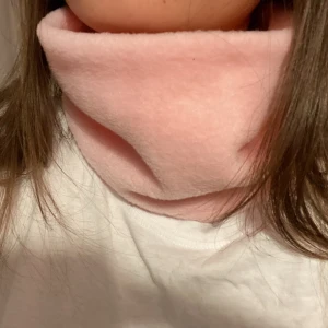 Rosa buff - Handsydd mjuk fleecebuff i en rosa färg!🩷