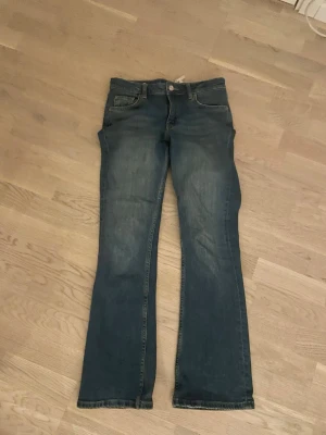 blå bootcut jeans - Snygga blå bootcut jeans