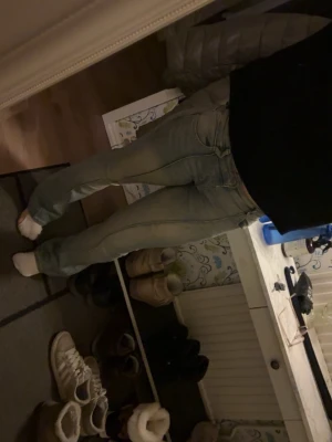 Ljusblå bootcut jeans med sömdetaljer - Säljer dessa super snygga jeans med dubbel knäppning från bershka i storlek 36 (S) men passar även som en 38. (M) då de är lite stretchiga. Säljs då de ej kommer till användning längre.