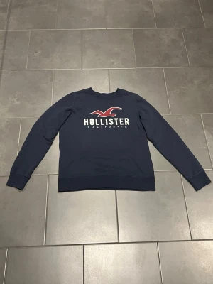 Hollister sweatshirt - Mörkblå sweatshirt från Hollister i fint skick. Hör av er vid frågor! 