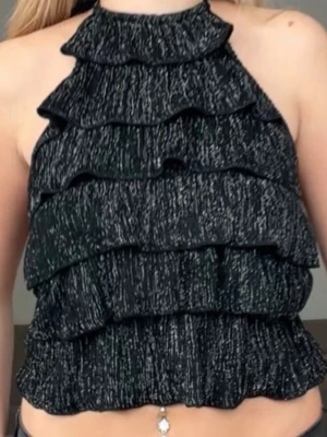 topp - så snygg svart glittrig topp med öppen rygg, helt oanvänd endast testad💘💘