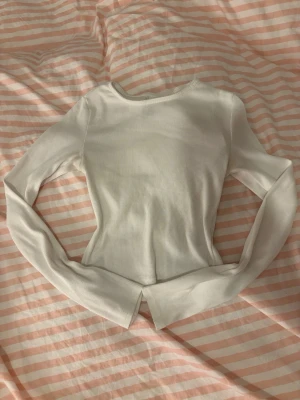 Vit ribbad långärmad tröja H&M - Säljer för att jag inte använder den🫶🏼