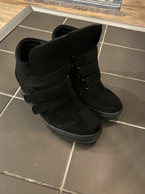 Svarta stövletter  - ”Fake Isabell Marant” skor från Nelly i storlek 41. Använda 1 gång, i princip nyskick! Kilklack ca 5-6 cm. 