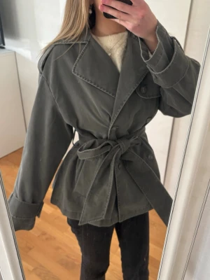Mörkgrå trenchcoat med knytskärp - Så snygg!!! Jätte fint skick😘😘😘
