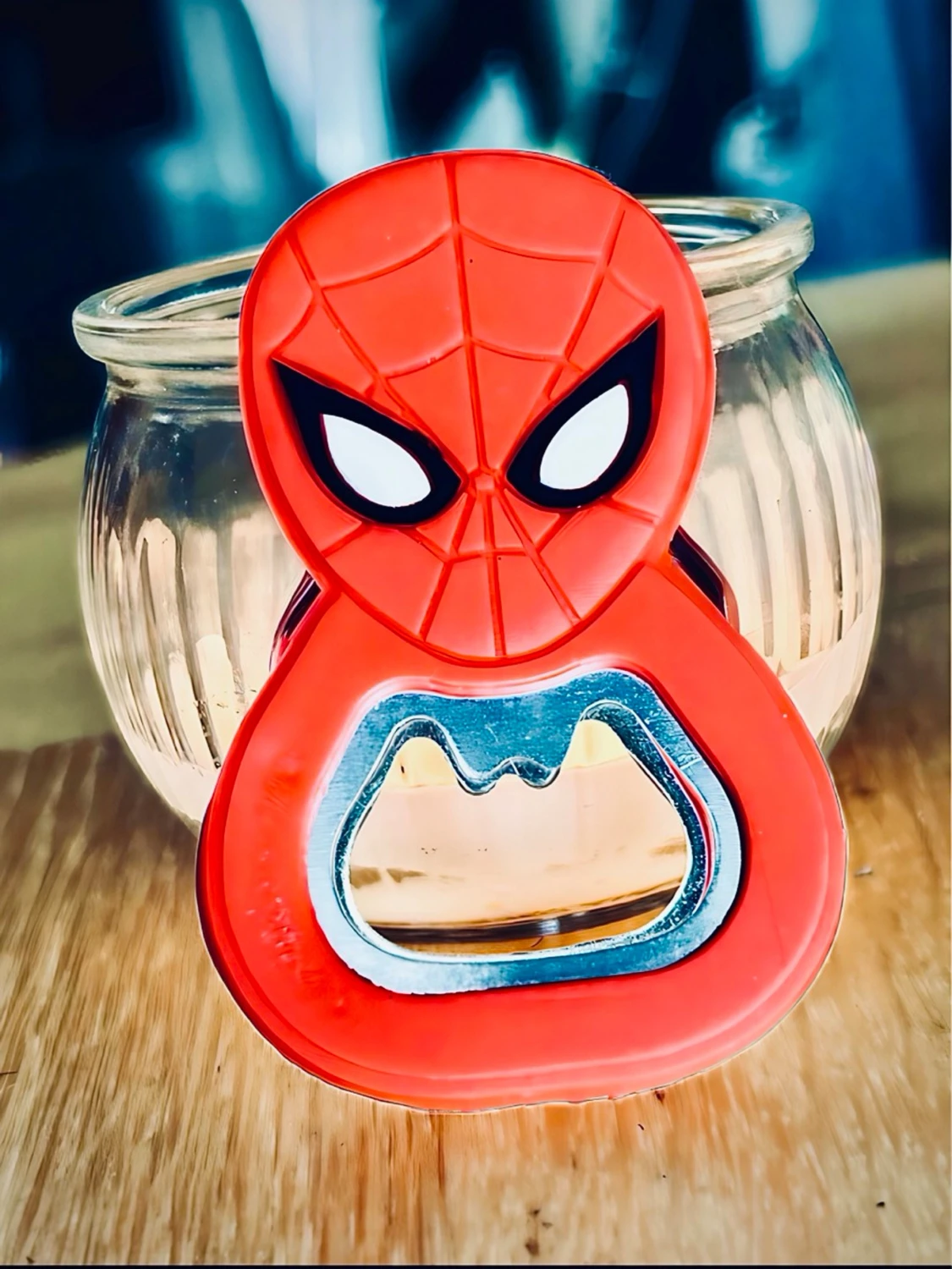 Röd kapsylöppnare med Spiderman-motiv!