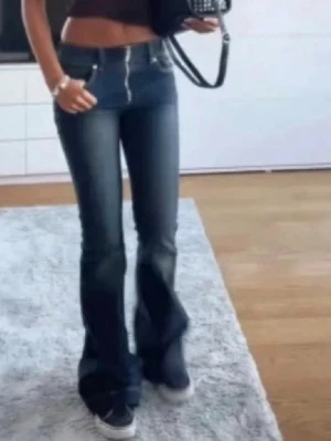 Weekday jeans - Skit snygga mörkblå jeans från weekday❣️ de är helt slutsålda och väldigt populära!! Säljer då de är för små för mig