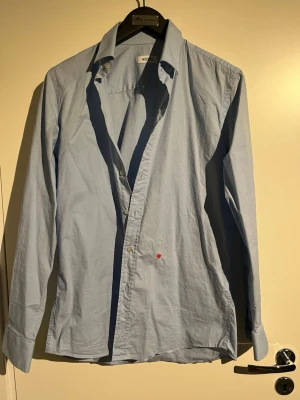 Moschino Herrskjorta - Helt ny, oanvänd - Säljer en helt  oanvänd herrskjorta från Moschino. En stilren och exklusiv skjorta som passar perfekt för både fest och vardag. Storlek: (se bild ) . Lite skrynklig från förvaring. Hör gärna av dig om du vill ha fler bilder eller mer information!