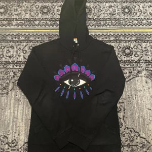 Kenzo eye hoodie - Säljer min sköna kenzo eye hoodie för att den inte kommer till användning, en skön hoodie att bära på både för outfit och passar till flera olika looks. Skriv gärna vid intresse och frågor!