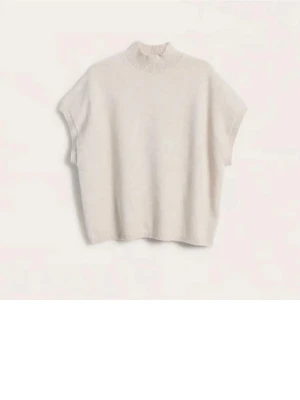 Ljusbeige stickad croppad väst - Säljer en ljusbeige stickad väst med hög krage och ribbade detaljer. Modellen är croppad och har en loose passform utan ärmar, perfekt att styla över en skjorta eller t-shirt. Enkel och stilren design som funkar till mycket.