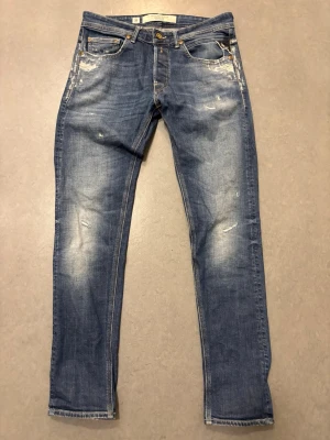 Replay slim fit,  30/32 - Säljer ett par blå jeans från Replay med slitningar och tvättade detaljer. Modellen är slim fit. Väldigt bra skick.     Pris kan förhandlas