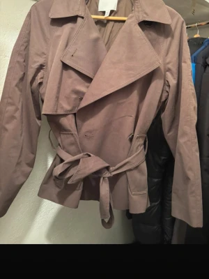 Brun trenchcoat hm slutsåld  - Nyskick, aldrig använd! Skicka prisförslag 