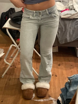 Ljusblå lågmidjade bootcut jeans - Säljer dessa jeans från LBT som är omsydda till bootcut. Jätte fin ljusblå färg och i bra skick förutom att de har några fläckar nere vid benen. Midjemått 36 cm och innerbenslängd 76 cm. Obs samma annons finns i min profil fast med fri frakt💗💗