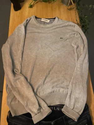 Grå Lacoste tröja - Riktigt schysst grå tröja från Lacoste. | storlek Small | har små slitningar vid ena armhålan lätt att fixa | skriv vid frågor 🙌