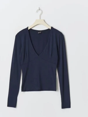 Top v-ringad xs - Snygg rop från Gina tricot, v-ringad, soft touch, använd fåtal gånger i jättefint skick!