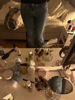 Blå bootcut jeans med låg midja - Snygga blåa jeans från Zara som tyvlärr inte passar mig längre🥰