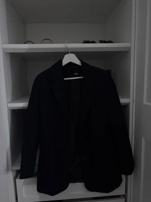 Svart kavaj  - Kavaj från bikbok i storlek xs 