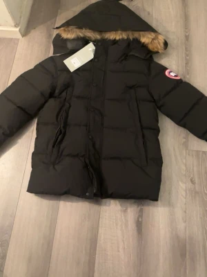 Canada goose jacka  - Helt ny canada goose jacka storlek xs men passar s med jätte bra kvalité inge fläckar hål så vidare 