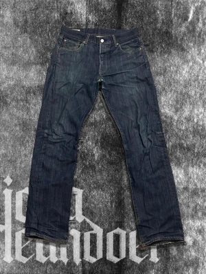 Levi's 501 Jeans - Riktigt goa Levi’s 501 jeans i W30/L30. Väldigt bra skick förutom under gylfen där tyget börjat bli tunnare, men det är enkel fix. Pris kan diskuteras!
