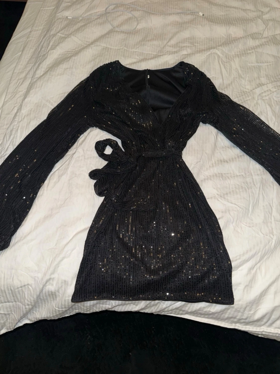 Svart glittrig omlottklänning