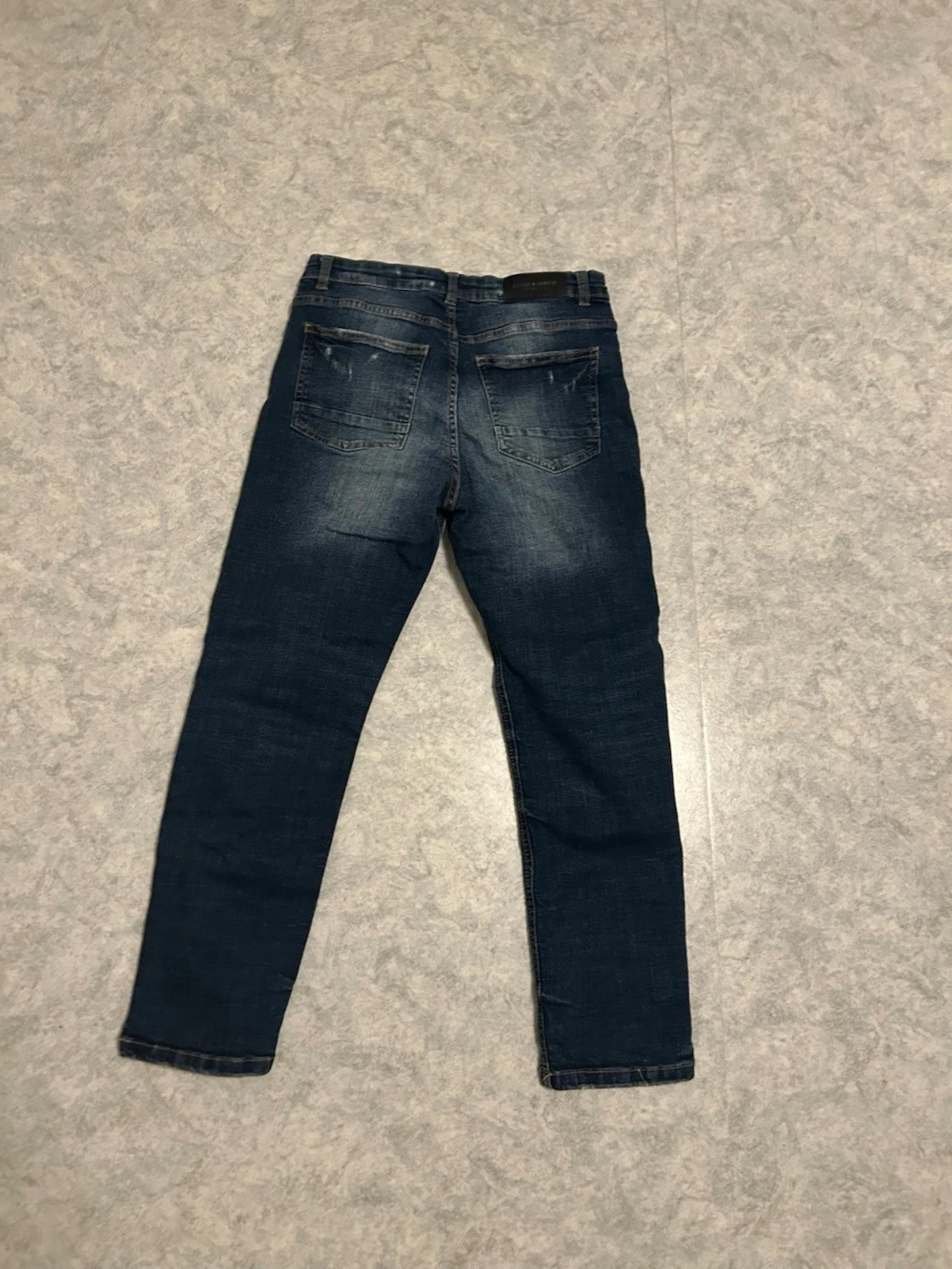 Mörkblå slitna jeans med hål - 1
