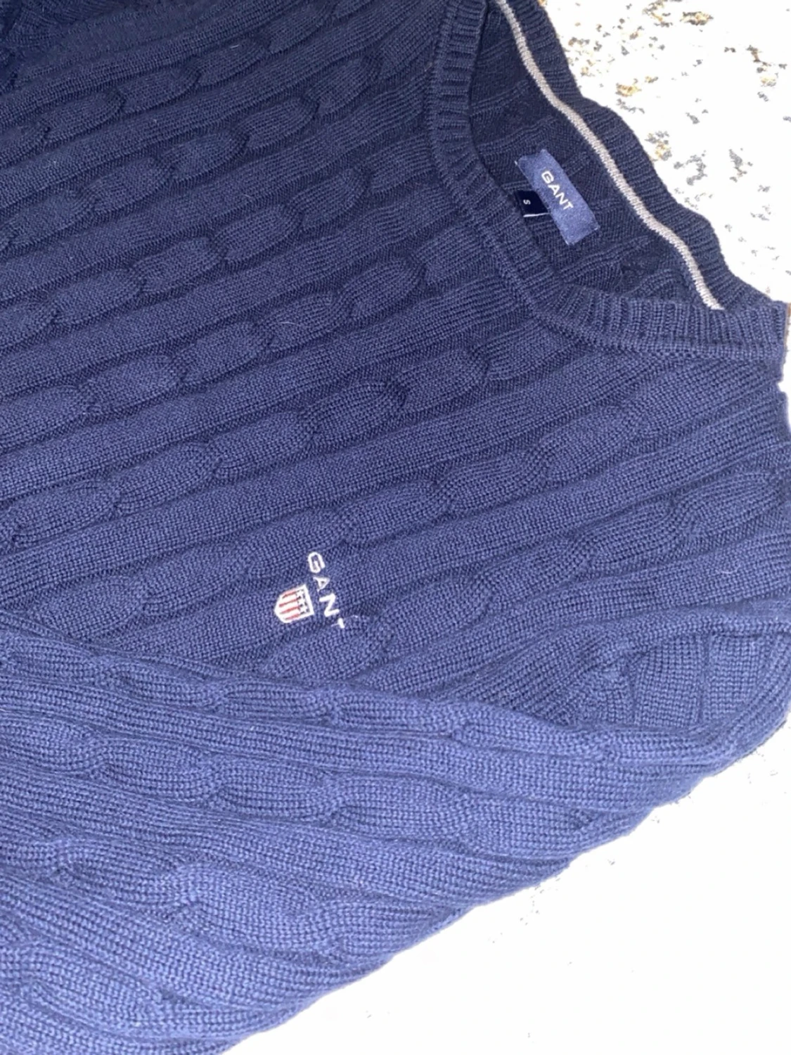 Mörkblå kabelstickad tröja GANT - 1