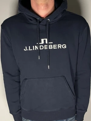 J.Lindeberg hoodie - Säljer en riktigt snygg och trendig J.Lindeberg hoodie i fint skick, storlek M, vid frågor är det bara att skriva //Gramenti