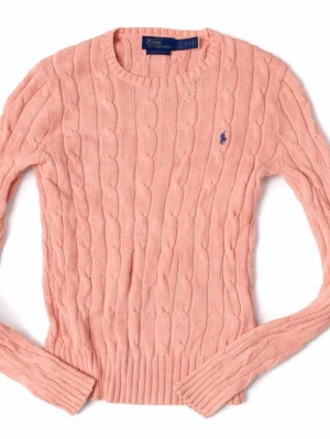 Ljusrosa kabelstickad tröja Polo Ralph Lauren - Supersnygg ljusrosa kabelstickad tröja från Polo Ralph Lauren i mjuk Pima bomull. Tröjan har rund halsringning, långa ärmar och den klassiska blå loggan broderad på bröstet. Perfekt för dig som gillar en clean och tidlös stil. Storlek XS