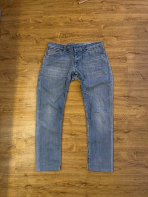 Dondup George  - Jag säljer ett par Dondup-jeans. Jag är osäker på den exakta modellen, men jag skulle gissa att det är George.  Jeansen är i utmärkt skick, medan allt annat är i gott skick. Mått: längd 95 cm, bredd 43 cm.  Kontakta mig gärna vid eventuella frågor.