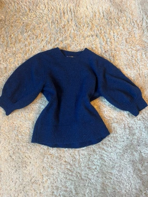 Mörkblå stickad tröja från VILA - Mysig mörkblå stickad tröja från VILA med ribbstickad krage och mjukt material. Perfekt för lager-på-lager och enkel att matcha med jeans eller kjol. Klassisk modell med rund halsringning.