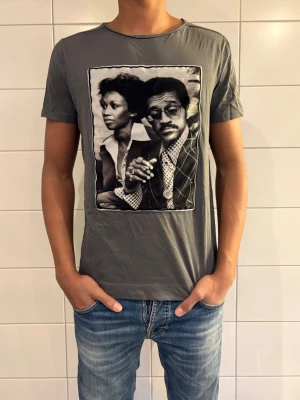 Limitato T-shirt  - Hej! Säljer denna riktigt coola Limitato T-shirt med ett fräckt tryck, modellen är 187 cm lång! Pris går att diskuteras 🤩