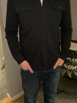 Mörkblå overshirt Only & Sons - Stilren overshirt från Only & Sons passar perfekt till vår, sommar och höst med en skjorta, T shirt eller hoodie under. Är ca 177 cm lång och ca 70kg och får plats med en hoodie under också. Men lite tajt i armarna. 