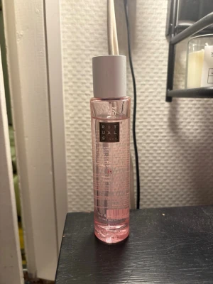 Rituals Cherry Blossom Hair & Body Mist - Fräsch och lätt rosa hår- och kroppsmist från Rituals med doft av cherry blossom. Kommer i en genomskinlig cylinderformad plastflaska med silverfärgat lock. Perfekt för dig som vill ha en blommig och mjuk doft i vardagen. Luktar jätte gott. Pris går att diskutera 